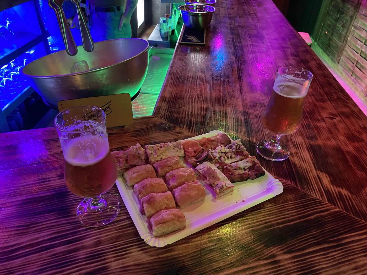 Cervezas y tapas en la barra